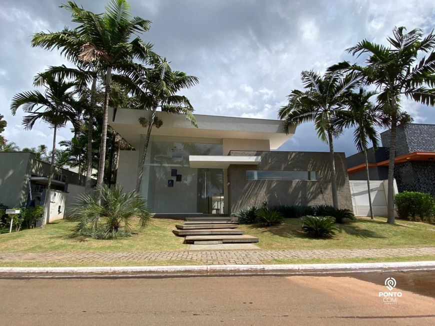 Casa de alto padrão, 3 suítes, jardim, piscina aquecida, Jardins Paris - Goiânia