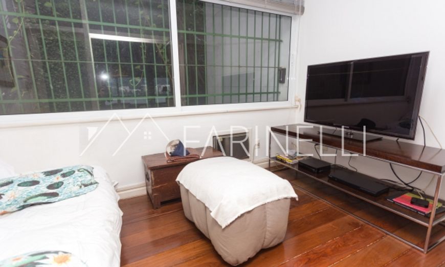 Apartamento com vista panorâmica em edifício projetado por Lúcio Costa