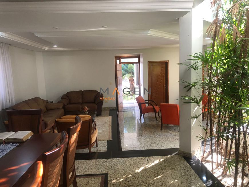 Sobrado à venda com 5 quartos, 340m² no Jardins Florença em Goiânia.