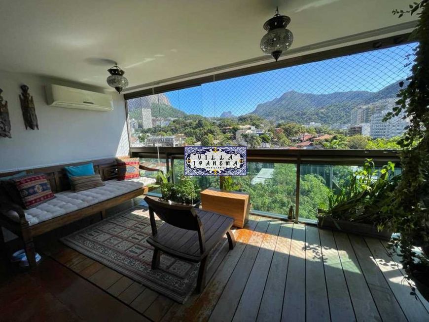 MODERNO APARTAMENTO NO LEBLON, REFORMADO POR ARQUITETO COM VARANDA!