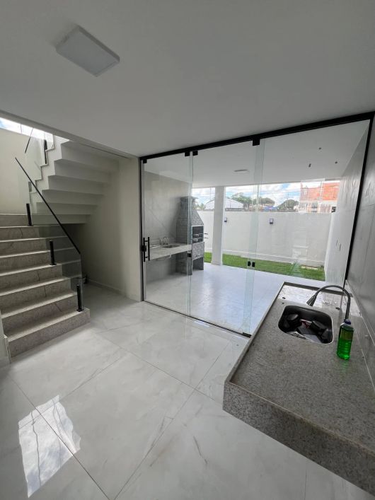 JARDIM DAS MANGUEIRAS — CASA DE 3 SUÍTES, 160 METROS QUADRADOS E 4 BANHEIROS