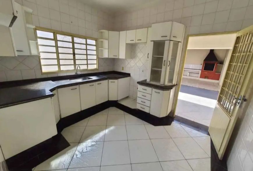 Imóvel para venda possui 200000 metros quadrados com 2 quartos