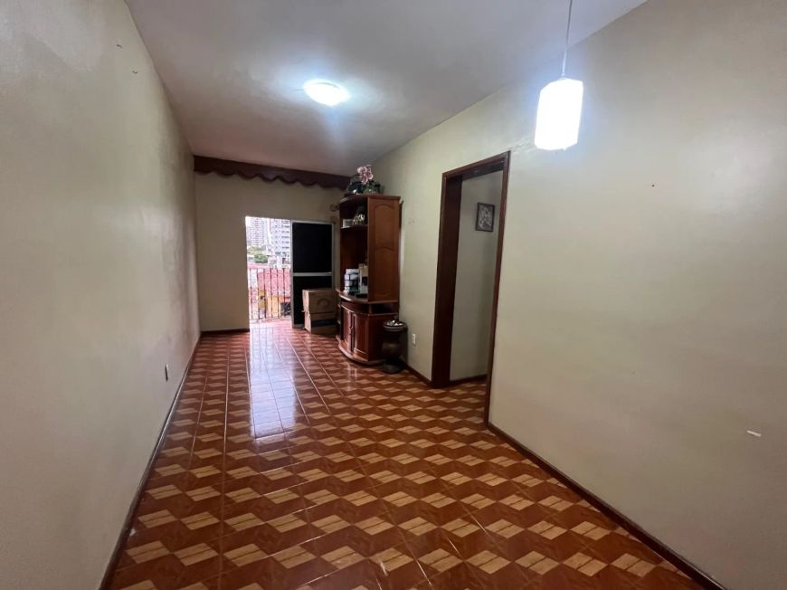 Vendo Apto no Edifício Debora, com 60 m², com 2 quartos, sala de estar e jantar com sacada.