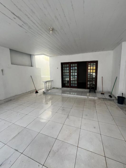 Vendo Casa no Umarizal, com 4 quartos, casa muito ventilada, a uma quadra da Doca.