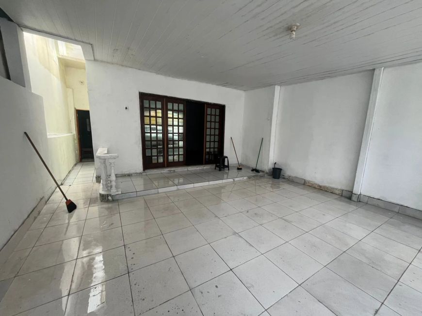 Vendo Casa no Umarizal, com 4 quartos, casa muito ventilada, a uma quadra da Doca.