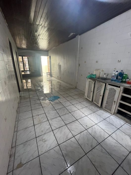 Vendo Casa no Umarizal, com 4 quartos, casa muito ventilada, a uma quadra da Doca.