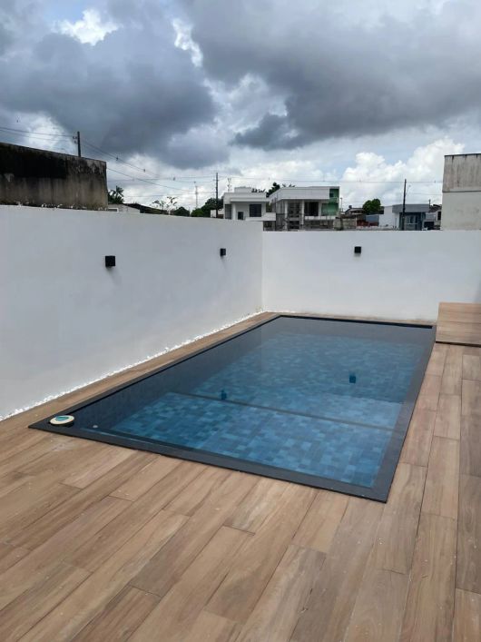 Bacelar Imóveis vende bela casa com 3 suítes no condomínio Jardins do Lago