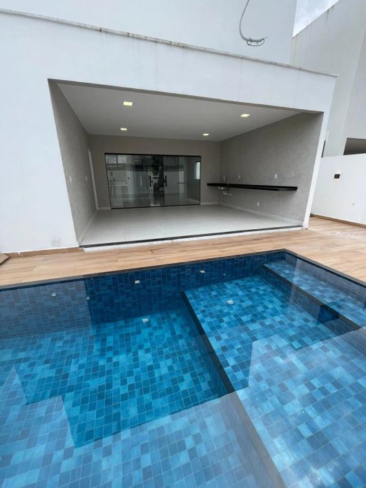 Bacelar Imóveis vende bela casa com 3 suítes no condomínio Jardins do Lago