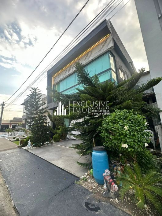 JARDIM ESPANHA — CASA DE 260 METROS QUADRADOS, 4 SUÍTES E 5 BANHEIROS