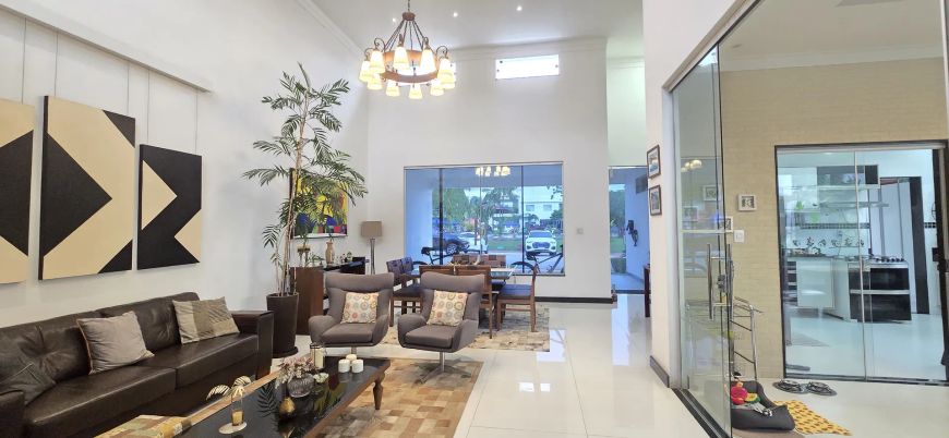 Bacelar Imóveis vende bela casa térrea no condomínio Cidade Jardim II, 3 suítes
