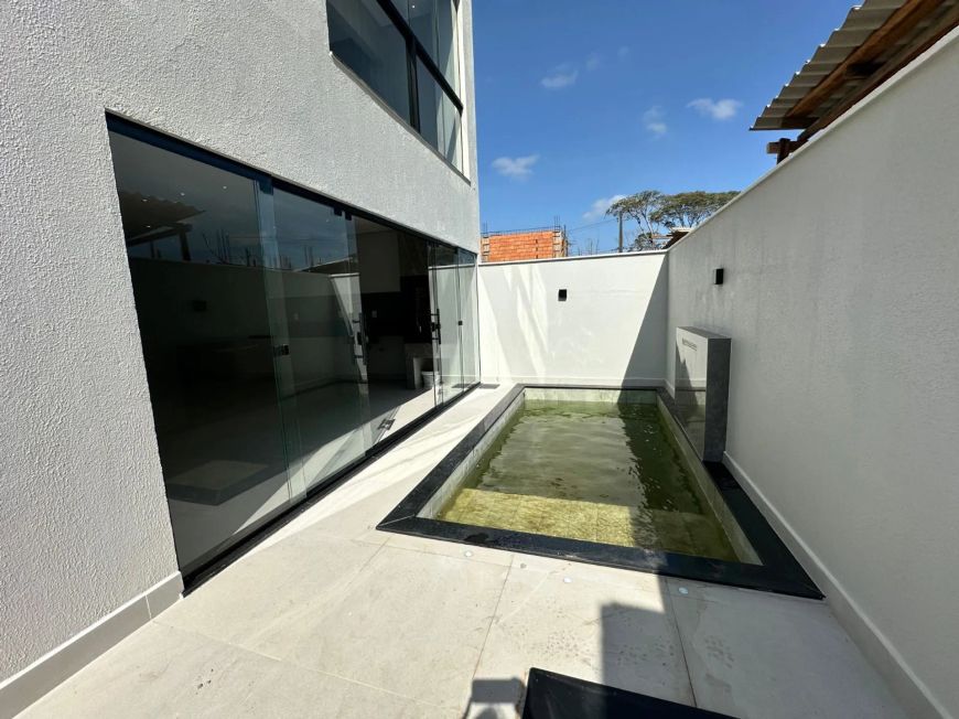 CASA NO QUARTZO CONDOMÍNIO, 4 SUÍTES, 202 METROS QUADRADOS E 5 BANHEIROS