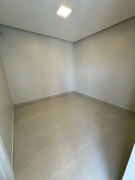 CASA NO QUARTZO CONDOMÍNIO, 4 SUÍTES, 202 METROS QUADRADOS E 5 BANHEIROS