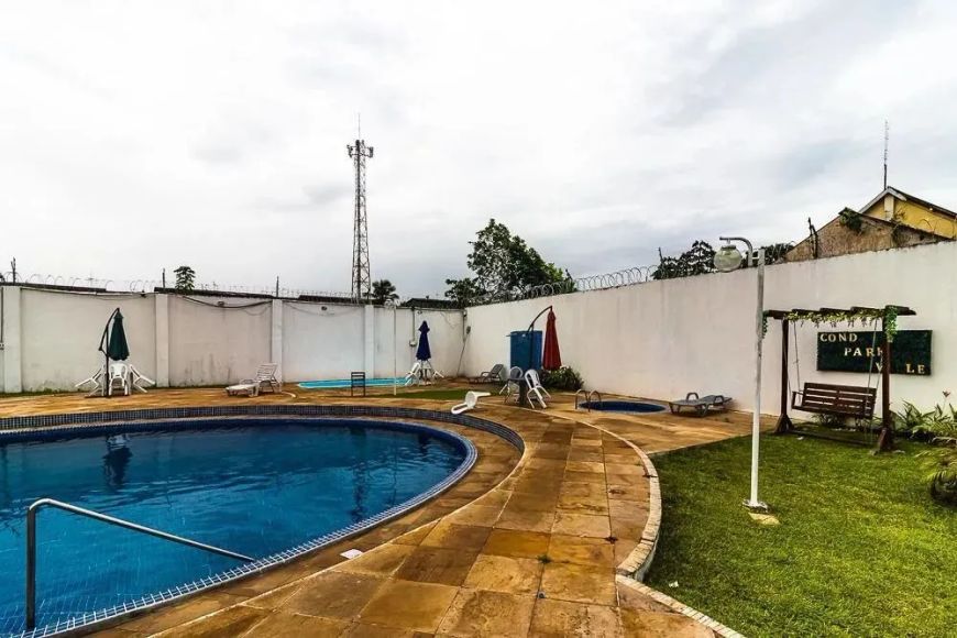 Vendo casa Térrea no Park Ville, com 2 quartos, banheiro social, sala de estar e jantar integradas.