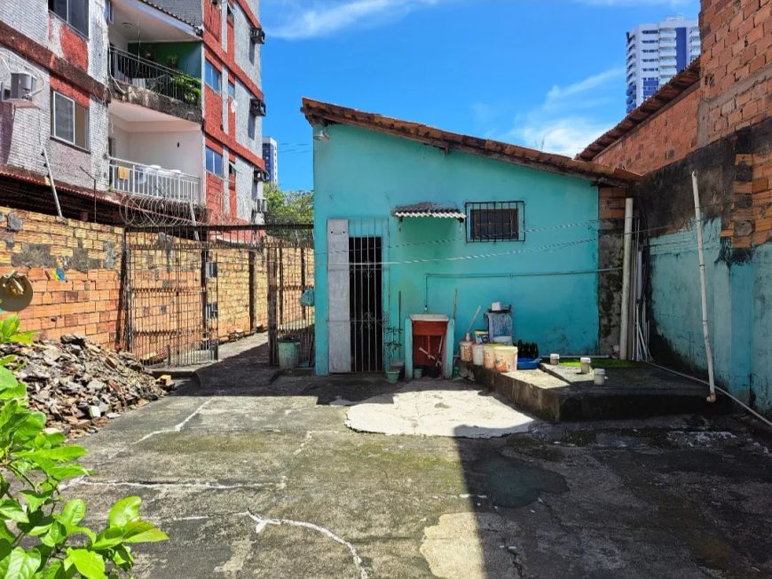 Terreno com casa na Marquês de Herval para investidores