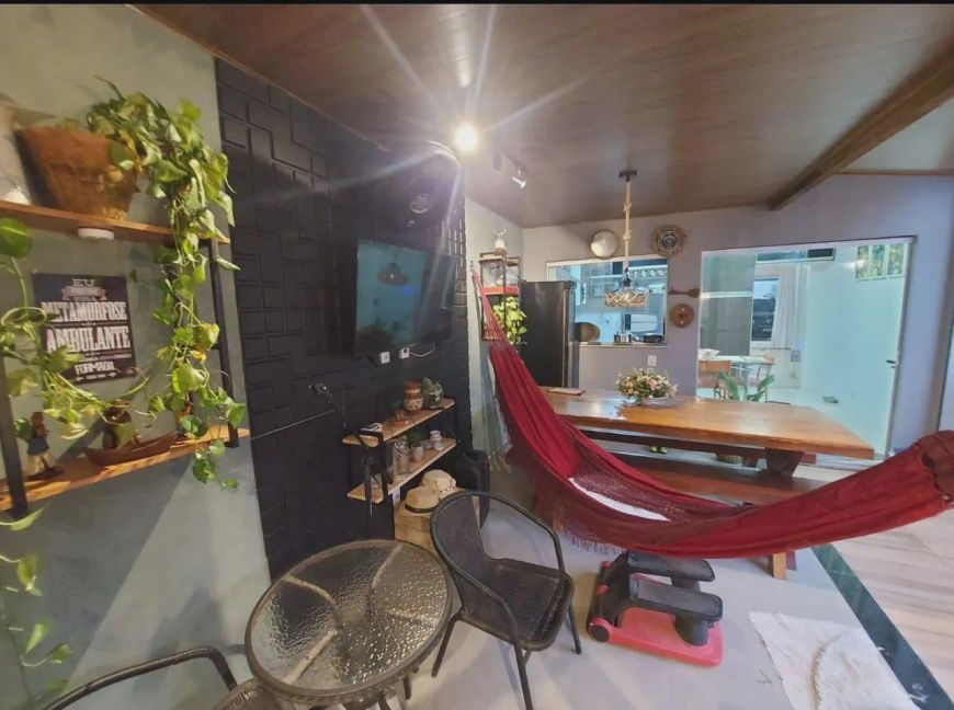Casa em condomínio jardim Espanha com piscina