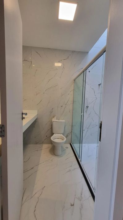 Bacelar Imóveis vende casa duplex no Jardins do Lago, 260m², 4 suítes