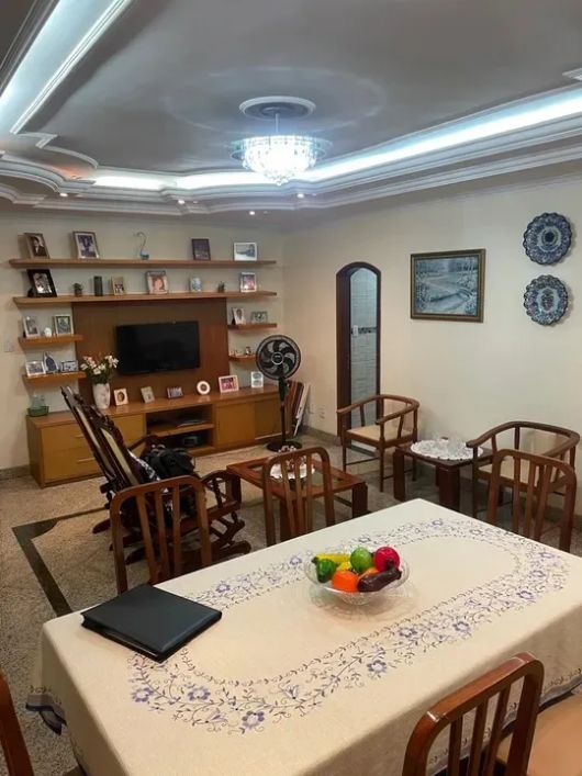 Vendo apto no Edf. Ilha de Parma, com 4 quartos, sendo 2 suítes, sala p/ 2 ambientes, copa/cozinha.