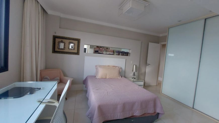 Bacelar Imóveis vende apartamento no ed. Ilha de Java, Mobiliado, av. Conselheiro, 1 por andar