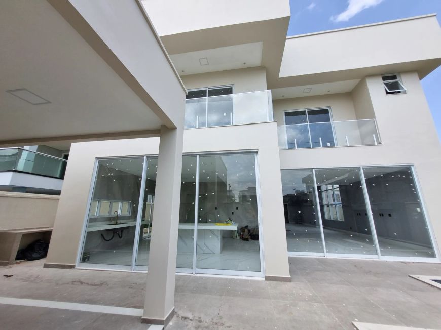 Bacelar Imóveis vende casa nova, primeira moradia no Montenegro Boulevard, 4 suítes