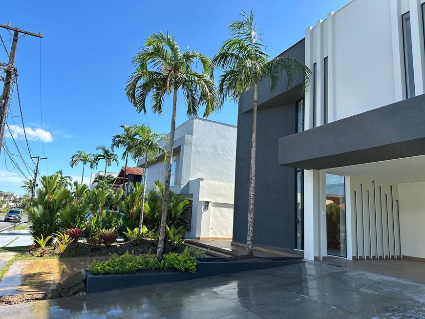VENDO CASA LUXUOSA NO MONTENEGRO BOULEVAR COM 5 SUITES + 6 VAGAS