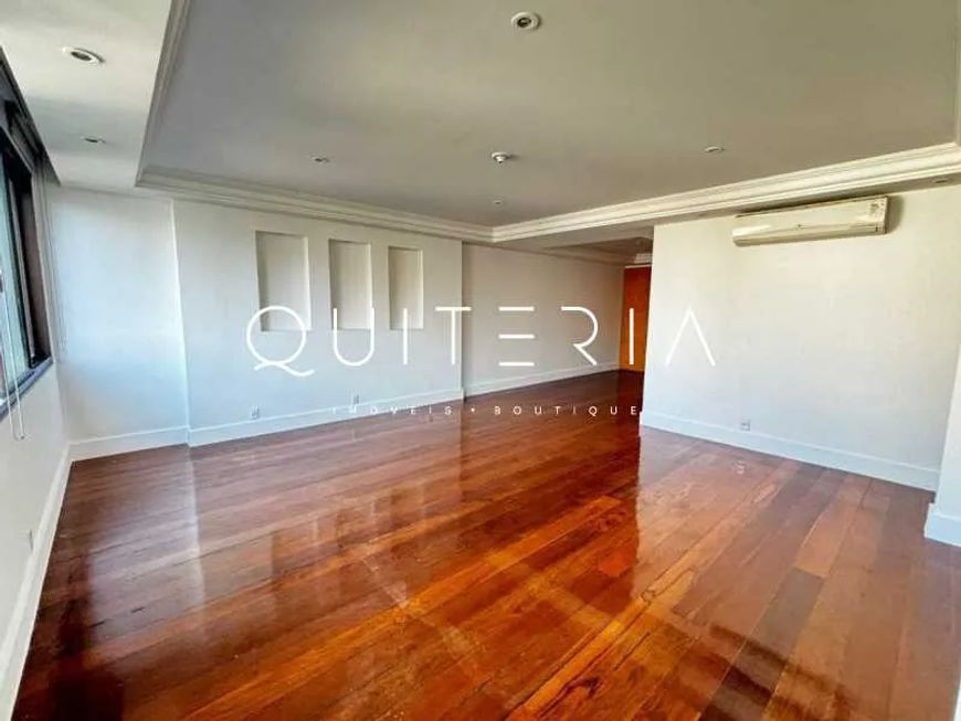 Excelente apartamento com vista livre e para o Dois Irmãos e planta circular. São quatro quartos, su