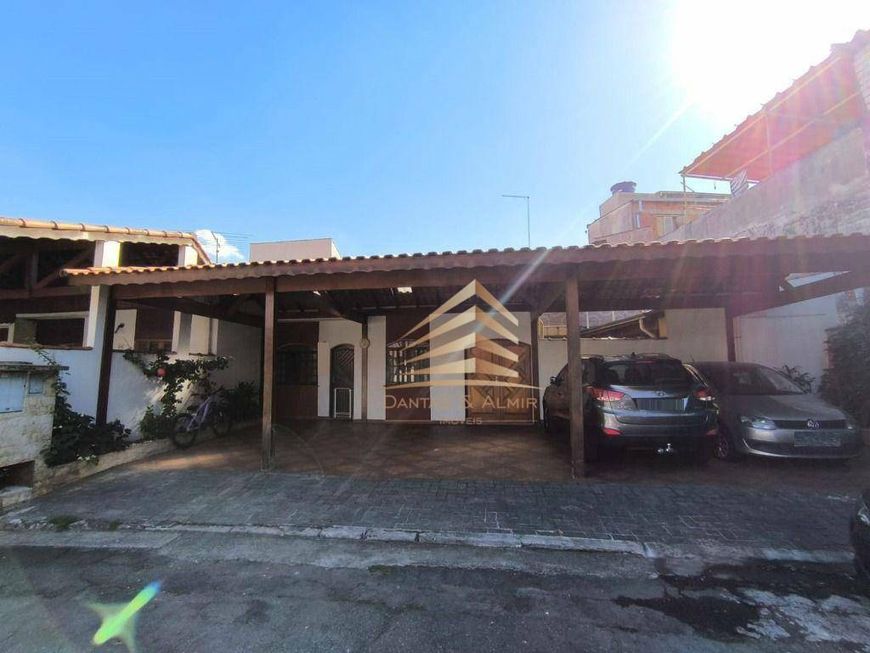 Casa em condomínio fechado, com 4 dormitórios sendo 4 suítes, 5 vagas à venda, 300 m² por R$ 850.000