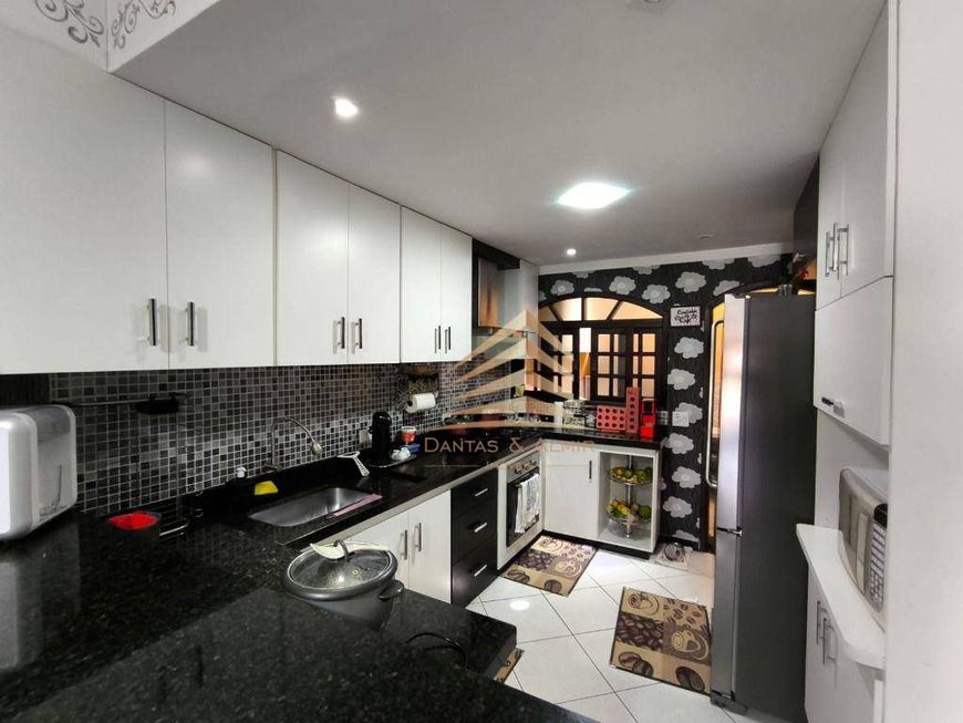 Casa em condomínio fechado, com 4 dormitórios sendo 4 suítes, 5 vagas à venda, 300 m² por R$ 850.000