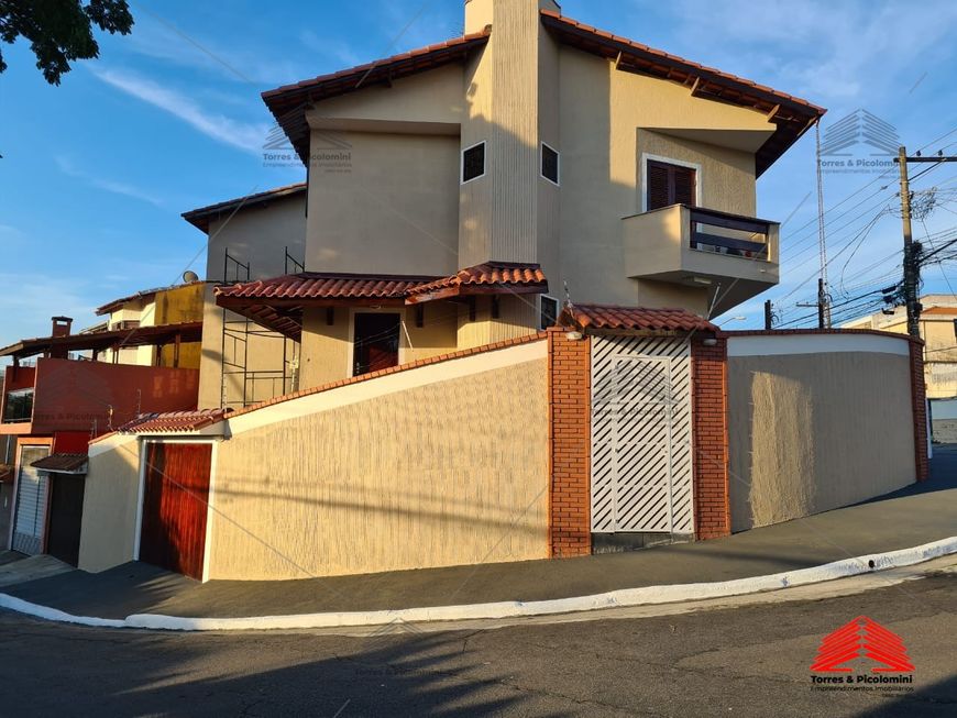 Excelente sobrado com 3 dormitórios sendo 3 suítes, 4 banheiros, 6 vagas de garagem, ar-condicionado