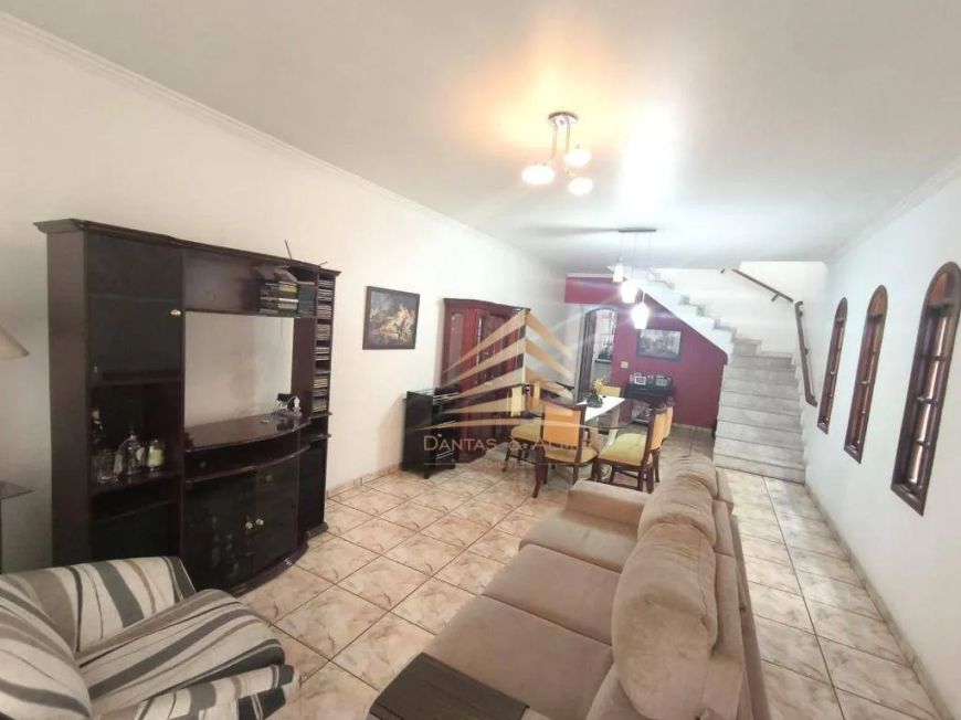 Sobrado com 3 dormitórios sendo 1 suite com planejados, 2 vagas, quintal com churrasqueira 220 m² po