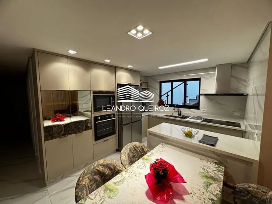 Casa à Venda com 180m², 2 dormitórios, 1 suíte, 2 salas e 2 vagas!!!
