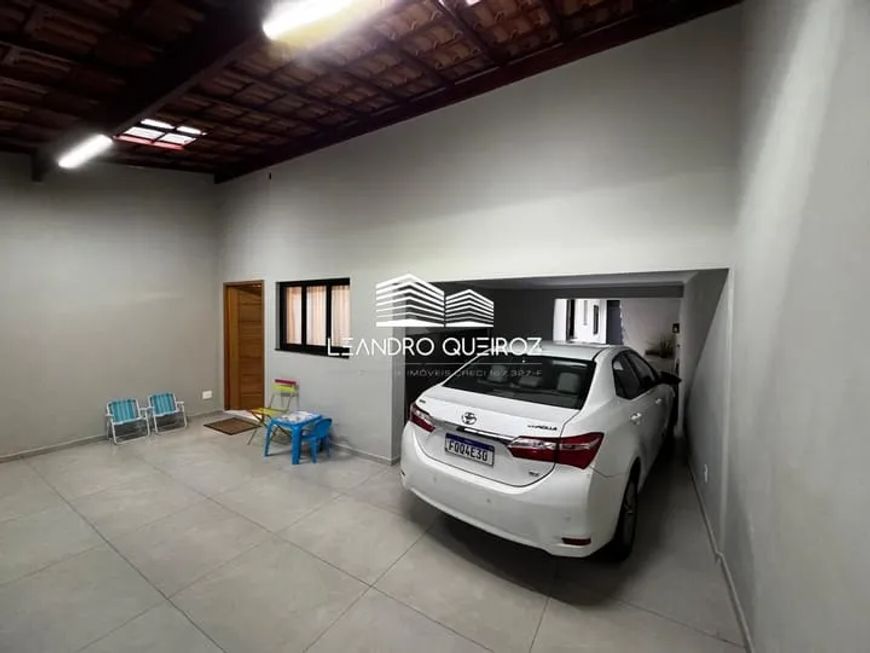 Casa à Venda com 180m², 2 dormitórios, 1 suíte, 2 salas e 2 vagas!!!