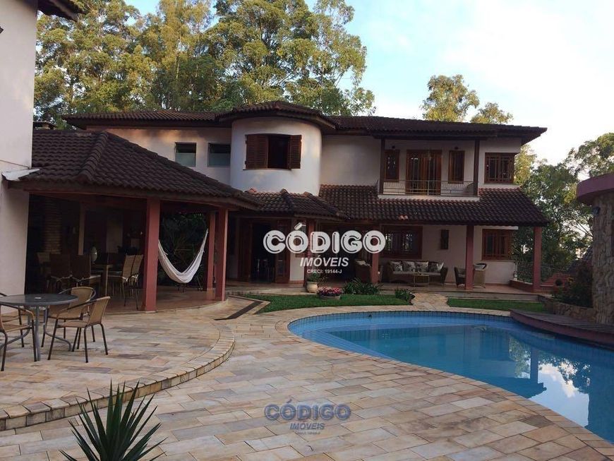 Sobrado alto padrão no Condomínio Portal dos Gramados, são 6 suítes, 6 vagas, 750 m² de área constru