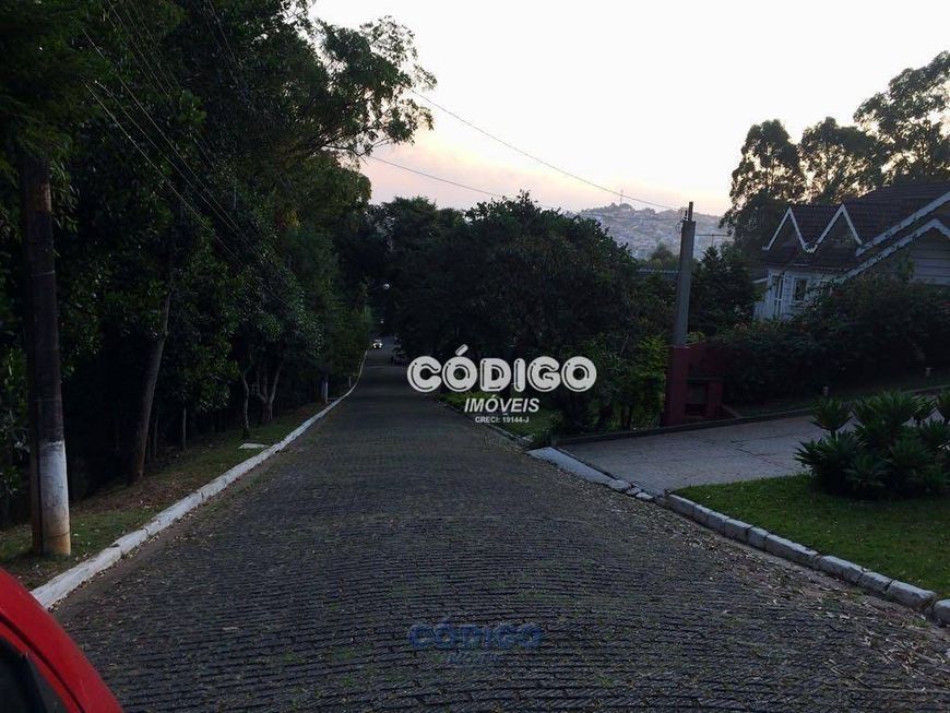 Sobrado alto padrão no Condomínio Portal dos Gramados, são 6 suítes, 6 vagas, 750 m² de área constru