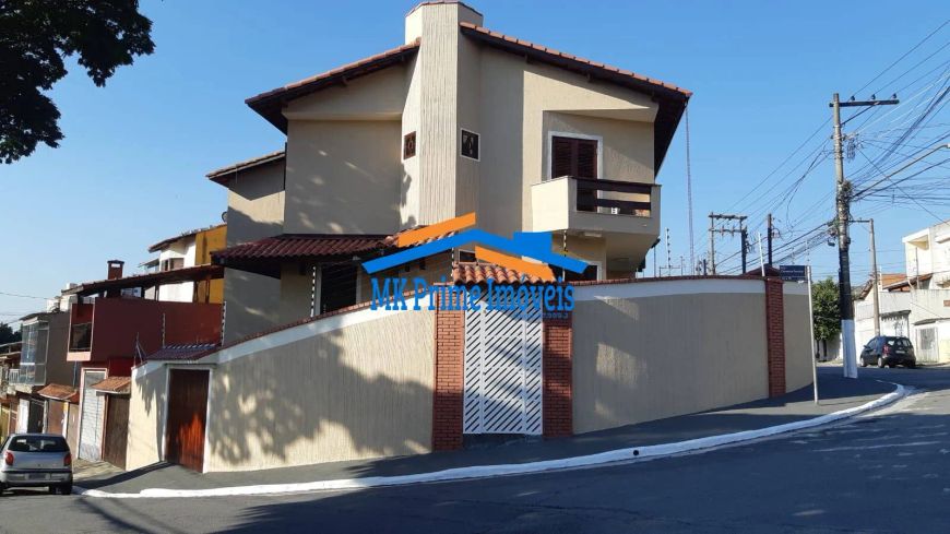 Sobrado Elegante e Moderno: 3 Suítes, Ar Condicionado e Acabamento de Alto.
