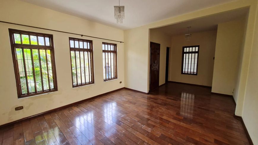 Sobrado à Venda | 210 m² | 3 quartos (1 suíte) | 2 vagas em Vila Pedro Moreira - Guarulhos/SP