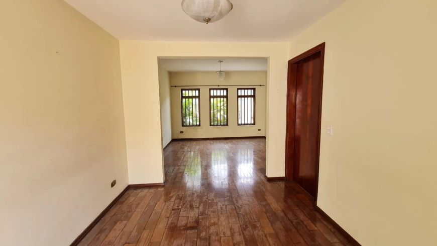 Sobrado à Venda | 210 m² | 3 quartos (1 suíte) | 2 vagas em Vila Pedro Moreira - Guarulhos/SP