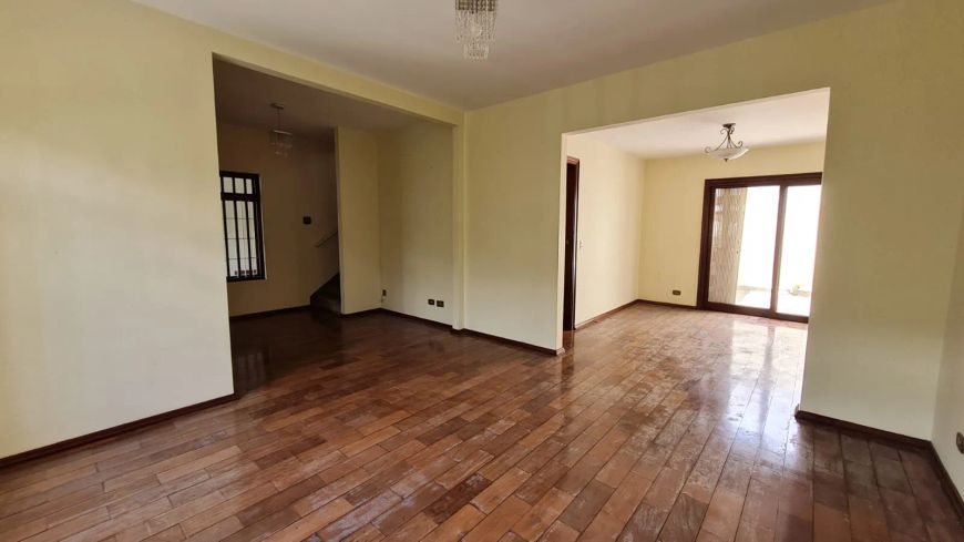 Sobrado à Venda | 210 m² | 3 quartos (1 suíte) | 2 vagas em Vila Pedro Moreira - Guarulhos/SP