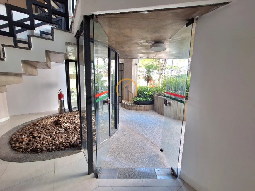 Loja de 2 pavimentos, 100m², Campo Belo, 3 salas, 2 banheiros, cozinha, corredor lateral,