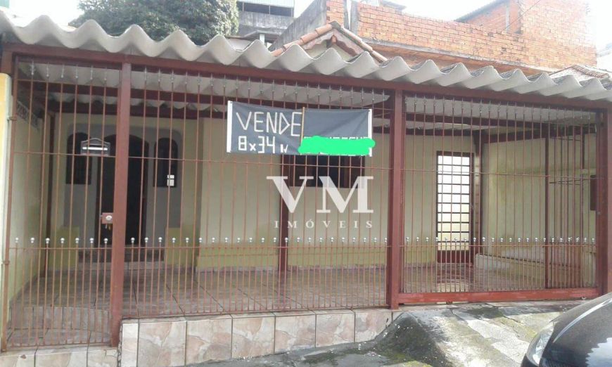Casa com espaço gourmet e área verde.