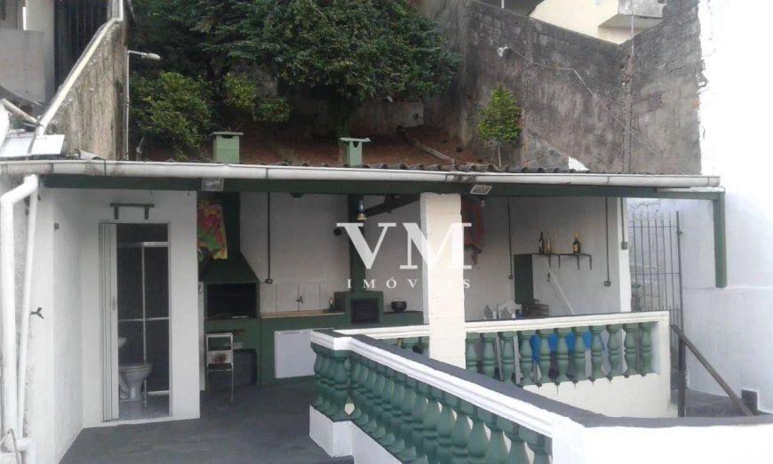 Casa com espaço gourmet e área verde.
