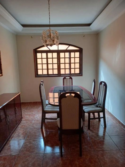 Casa com 3 dormitórios 1 suíte , sala de jantar , sala de Star, lavabo, cozinha com moveis planejado