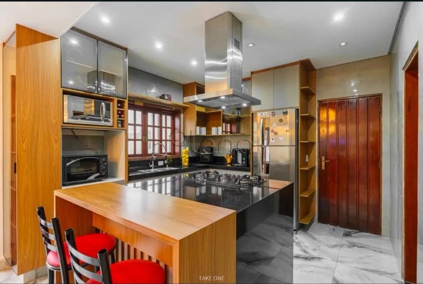 Sobrado para venda possui 320 metros quadrados com 4 quartos em Vila Brandina - Campinas - SP