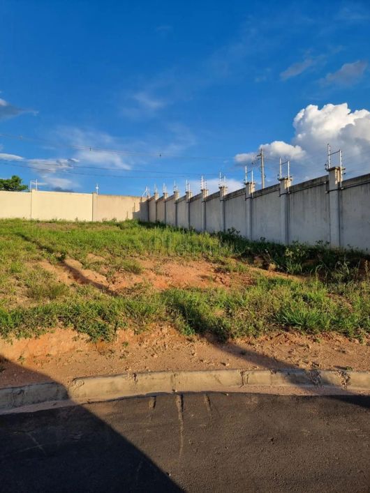 Terreno à venda com 441 m² no Parque Rural Fazenda Santa Cândida, Campinas.