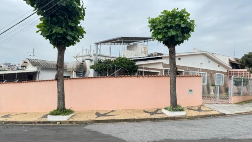 Casa à venda com 3 quartos no Jardim Nova Europa, Campinas.