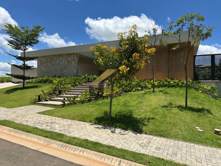Casa em condomínio à venda em Sousas - Campinas, com 4 suítes, lazer comum e garagem para 6 carros.