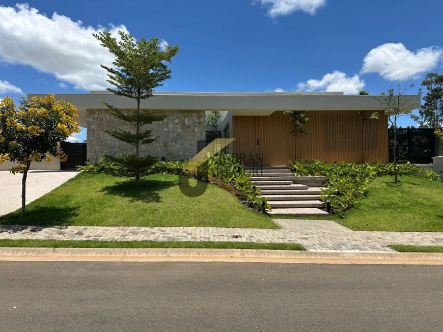 Casa em condomínio à venda em Sousas - Campinas, com 4 suítes, lazer comum e garagem para 6 carros.