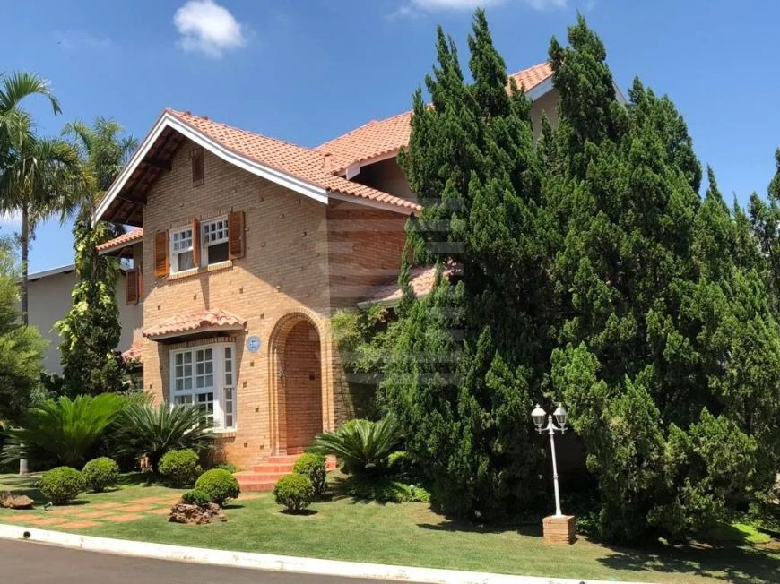 Casa em Condomínio a venda. 3 suítes, area de lazer, garagens.