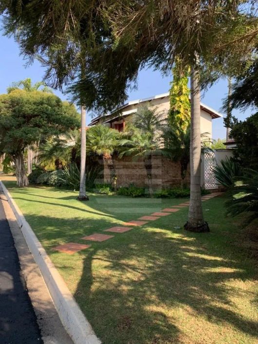 Casa em Condomínio a venda. 3 suítes, area de lazer, garagens.