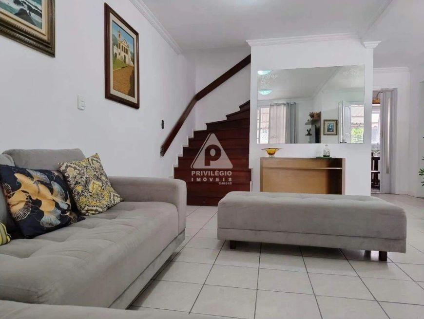 Casa duplex no Anil, 03 quartos com churrasqueira e piscina. 2 vagas na garagem