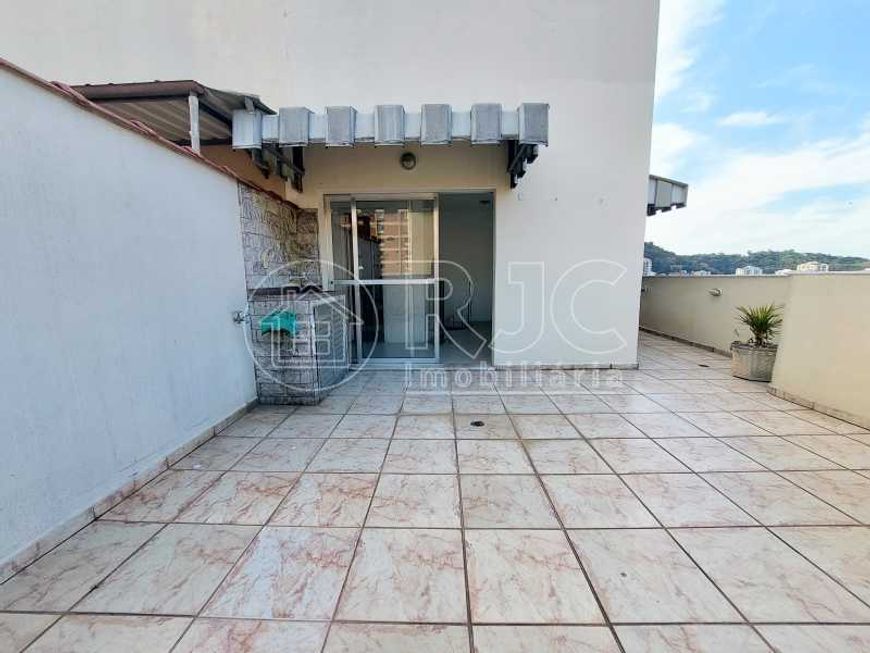 Cobertura duplex , 03 dormitórios , terração e 2 vagas, coladinho ao Shopping Boulevard